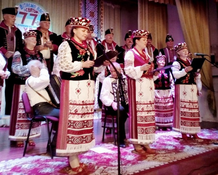 Ведучі та солісти хору